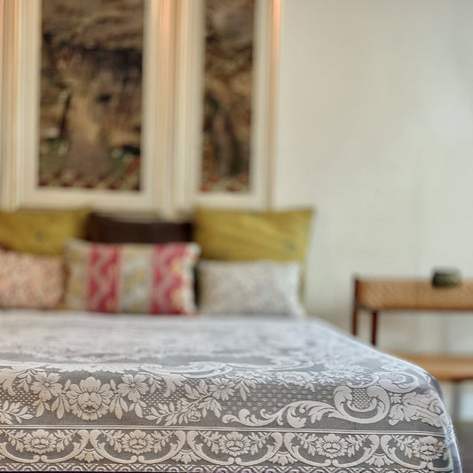 Syrisk sengetæppe til dobbeltseng - Lysegrå og hvid - Orientalske mønstre - 220x225 cm I gronlykke.com