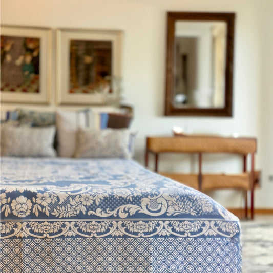 Syrisk sengetæppe til dobbeltseng - Greek Blue med hvide blomster - 220x225 cm I gronlykke.com