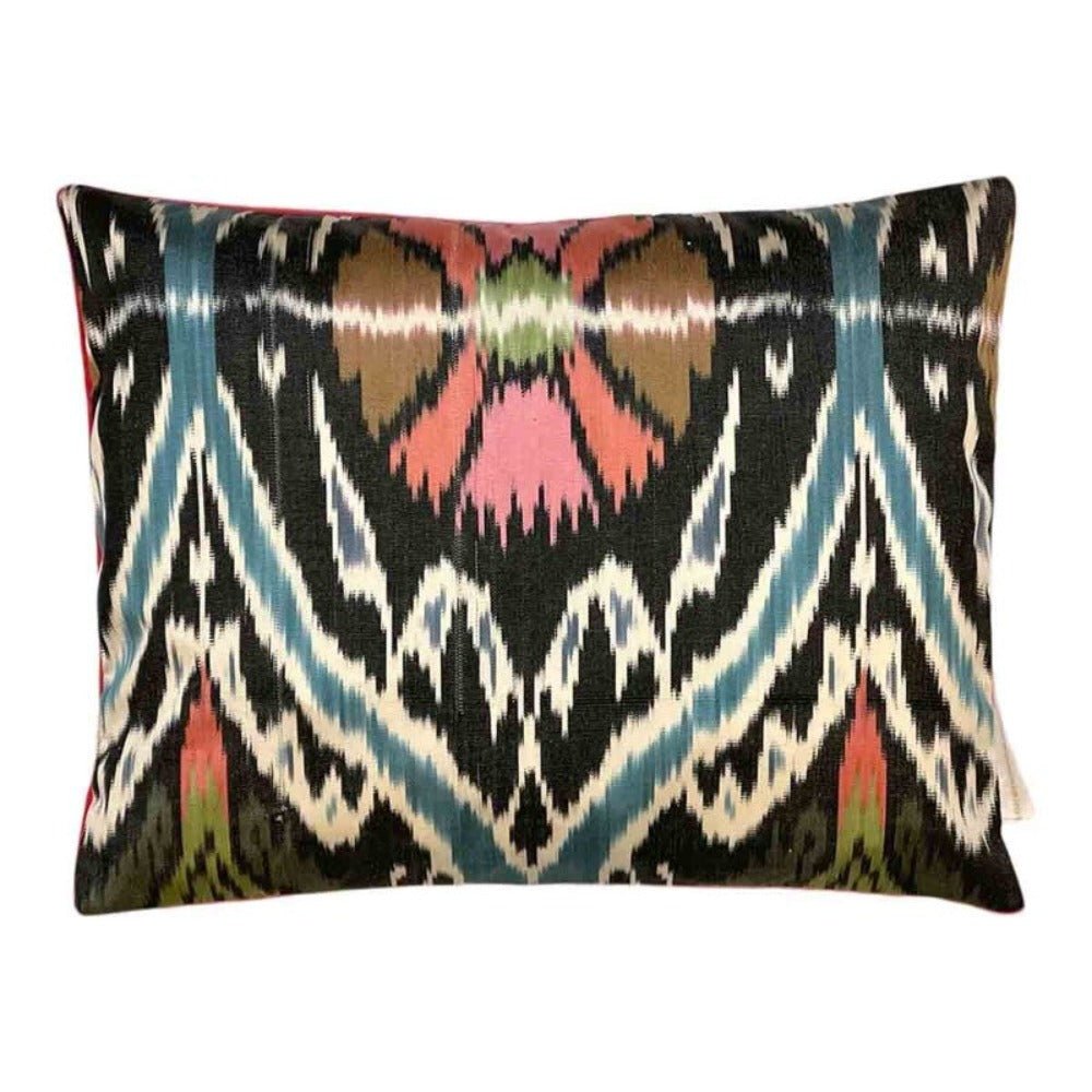 Ikat sofapuder - black, pink, green, blue & white, 35 x 40 cm - Grønlykke.com