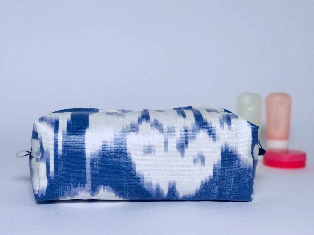 Toiletpung LARGE - Linen Indigo Blue & White Ikat voksdug - Grønlykke.com