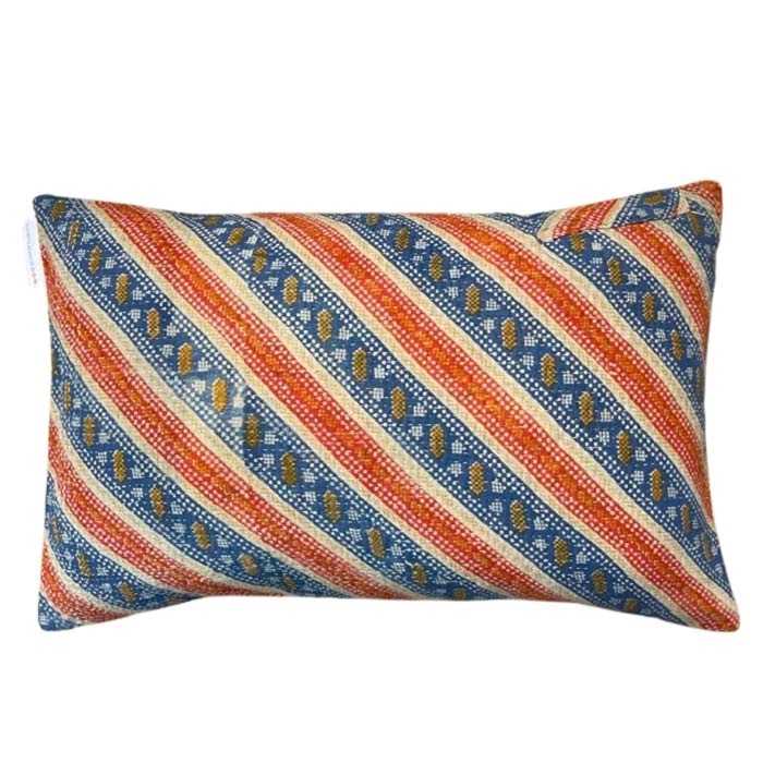 Unika stribede puder fra Gudri, diagonale striber - blå og orange, 50 x 30 cm - Grønlykke.com